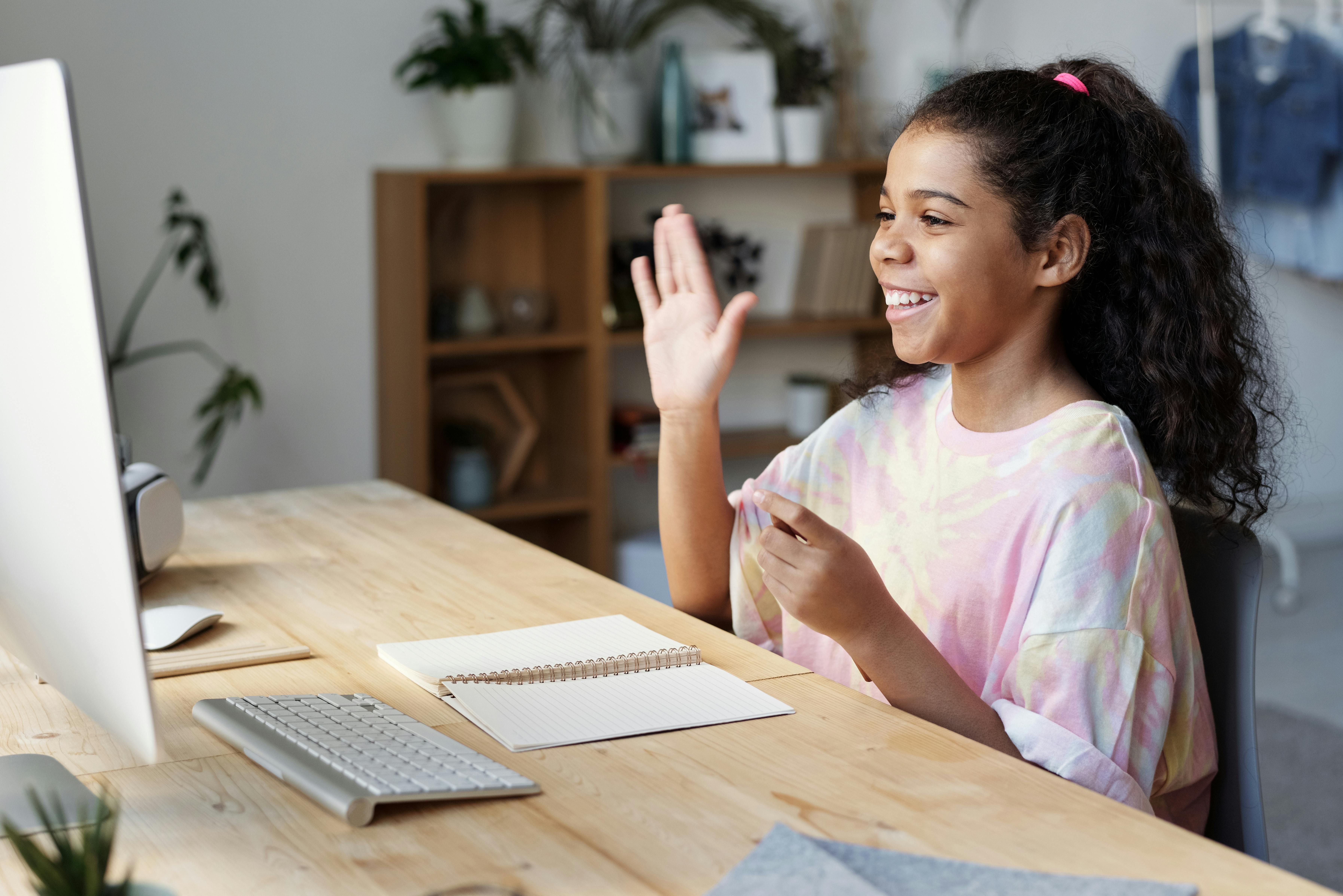 Immagine di una ragazza impegnata in attività educative